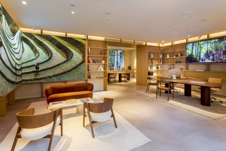 Intérieur de l’agence équipé de deux murs d’images LED, rizières en terrasses et sous-bois