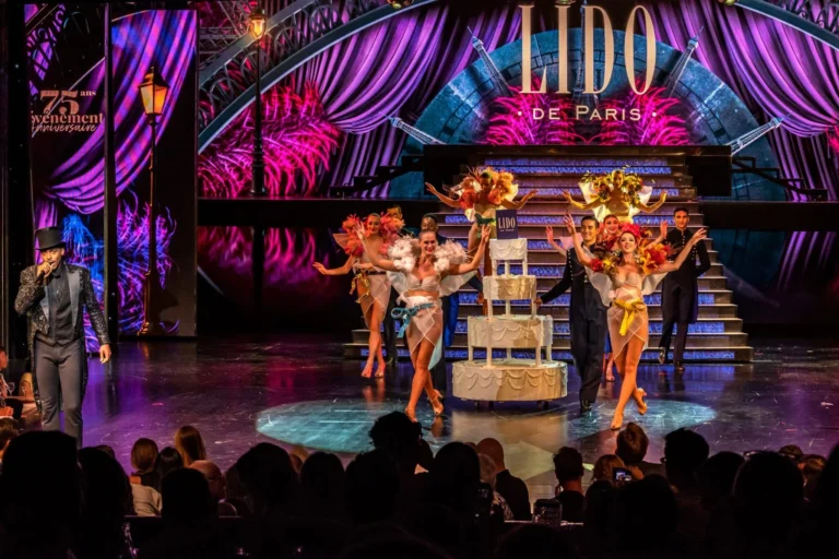 Écran LED scène Lido – Fond de scène LED aux couleurs du Lido de Paris pendant un tableau du spectacle, danseurs et public