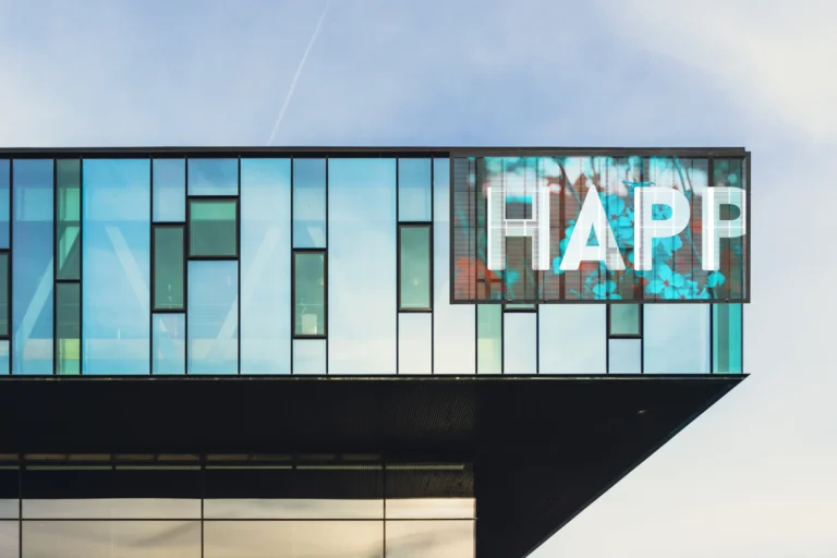 Neon Outdoor, écran LED transparent en façade