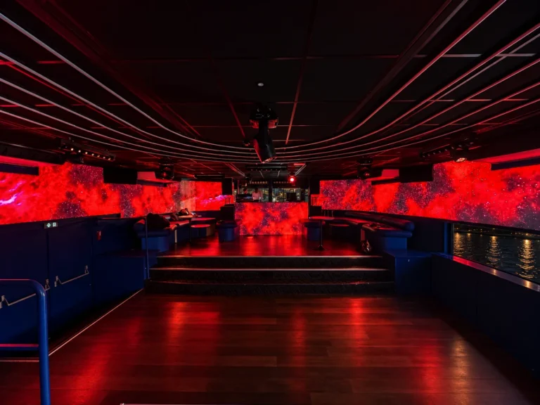 Écran LED discothèque – Murs d’images LED rouges le long des flancs du bateau autour de la piste et de la cabine DJ