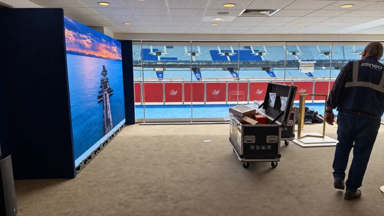 Keneo installing the Beryl display in the FFF suite at Stade de France