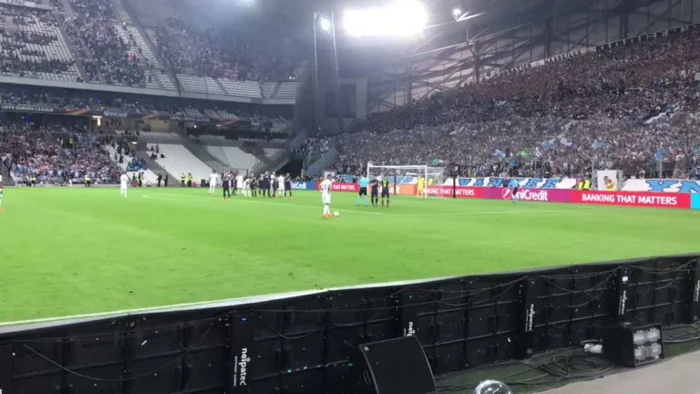 Écran LED bord de terrain Stade Vélodrome – Système LED périmétrique NEIPATEC en bord de pelouse au Vélodrome, virage en pleine ferveur