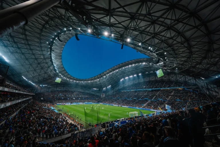 Vue panoramique du Vélodrome comble, pelouse éclairée et système LED périmétrique en bord de touche