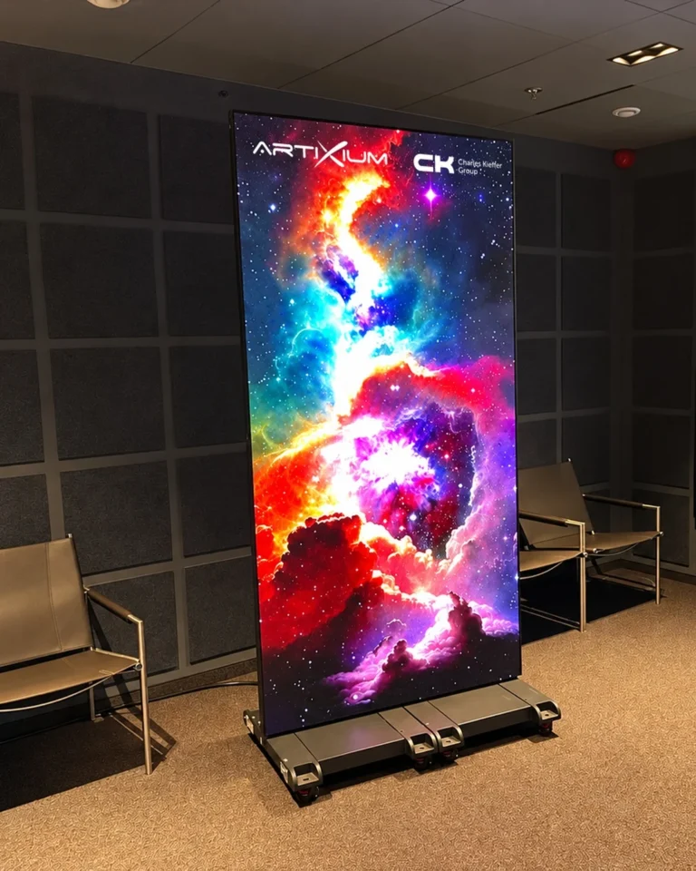 Totem LED Pad Link 2 aux logos Artixium et CK dans la salle de démonstration de CK