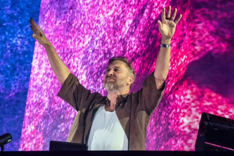 David Guetta salue le public devant l'écran LED, Venoge Festival 2026