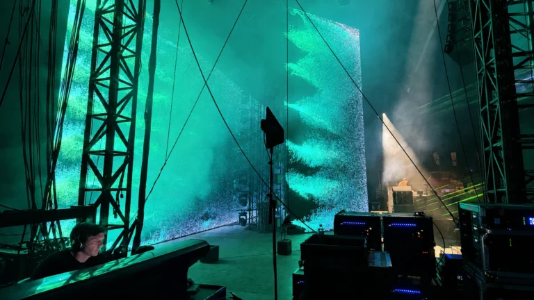 Écran LED Beryl en angle vu depuis les coulisses de la scène, Venoge Festival 2026