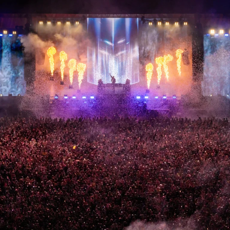 Pyrotechnie et confettis devant les écrans LED de la scène principale, Venoge Festival 2026