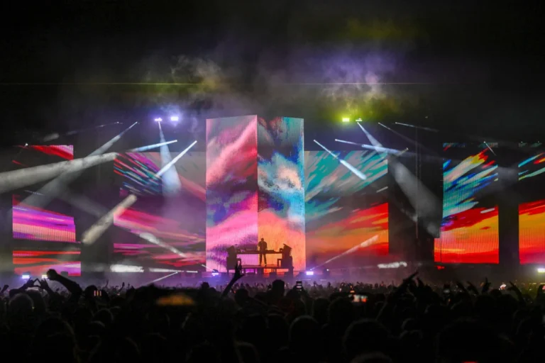 Écran LED central en angle encadré de murs LED latéraux, Venoge Festival 2026 à Penthaz