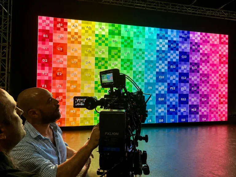 Mur LED affichant une mire de calibration couleur, caméra de cinéma installée face à l'écran
