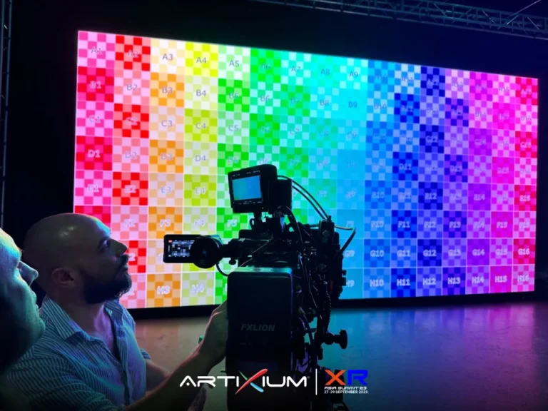 Écran LED studio XR – Mire de calibration colorée sur le mur LED, caméra de cinéma pointée vers l’écran en studio XR