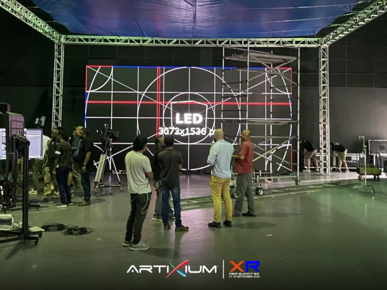 Mur d’images LED affichant une mire de test sous structure alu, équipe technique en préparation