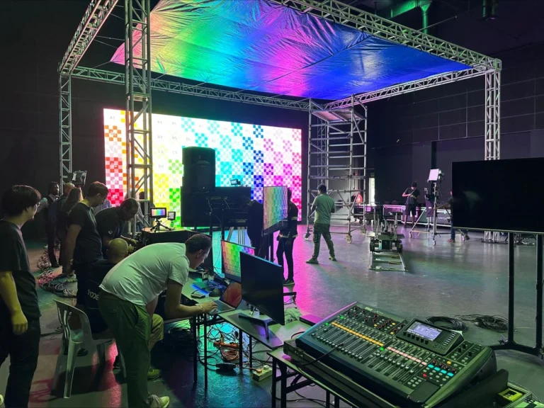 Studio XR en calibration : mur LED coloré, plafond LED et régie installée au premier plan